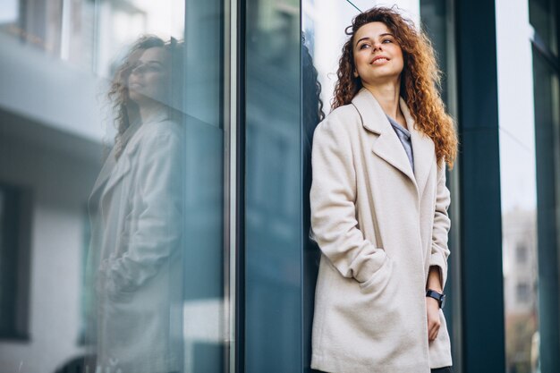 Jeune femme aux cheveux bouclés en dehors de la rue