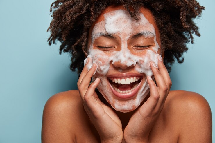 Photo gratuit jeune femme aux cheveux bouclés avec masque facial