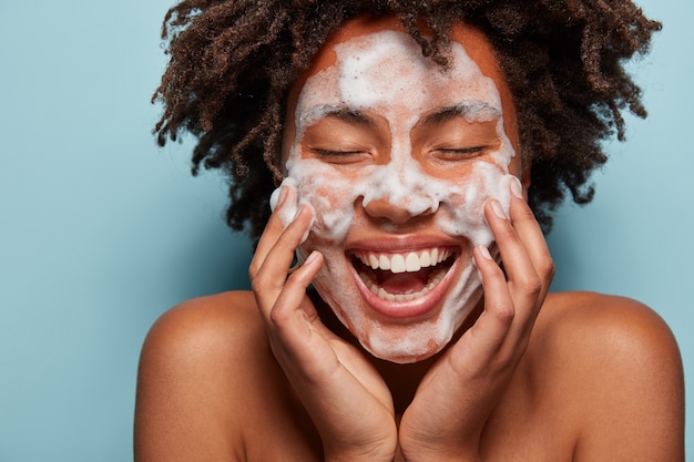 Jeune femme aux cheveux bouclés avec masque facial