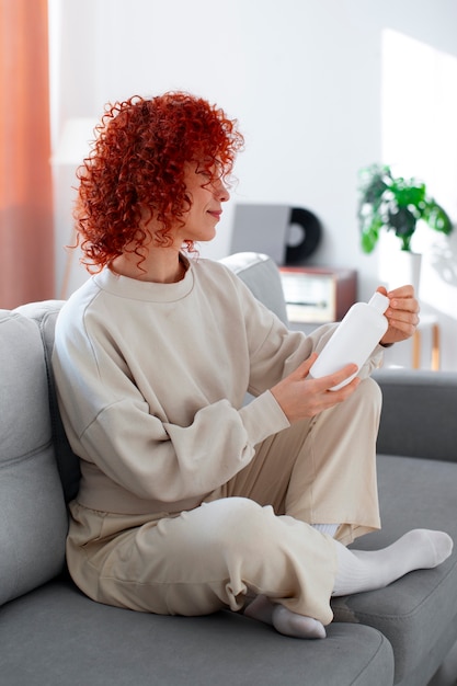 Une jeune femme aux cheveux bouclés.