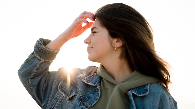 Jeune Femme Aux Cheveux Bruns