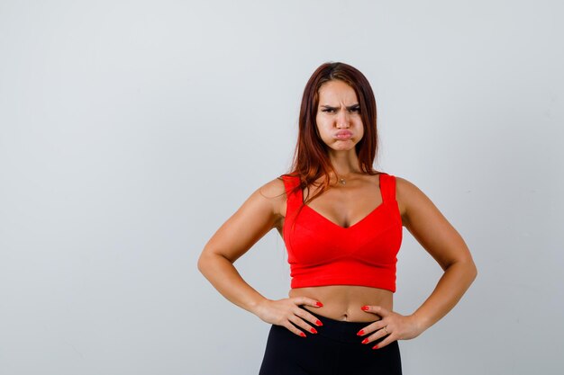 Jeune femme aux cheveux longs dans un débardeur orange