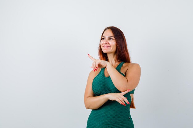 Jeune femme aux cheveux longs portant une moulante verte