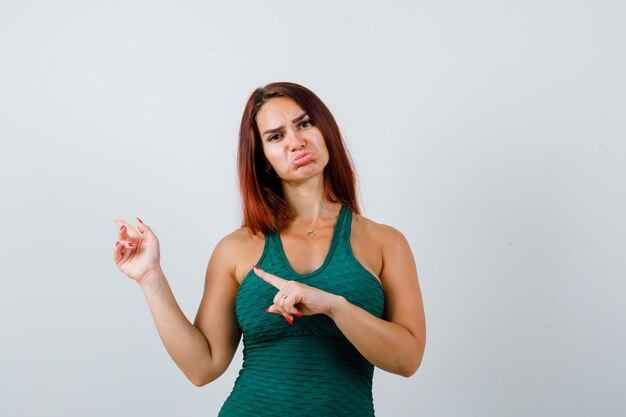 Jeune femme aux cheveux longs portant une moulante verte