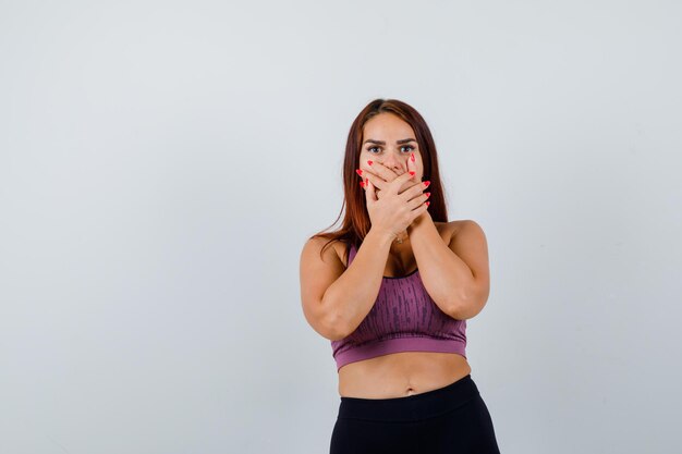 Jeune femme aux cheveux longs portant des vêtements de sport