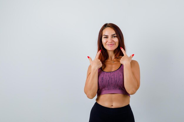 Jeune femme aux cheveux longs portant des vêtements de sport