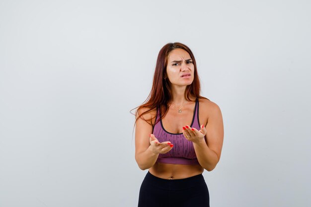 Jeune femme aux cheveux longs portant des vêtements de sport