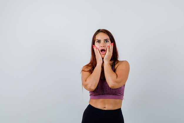 Jeune femme aux cheveux longs portant des vêtements de sport