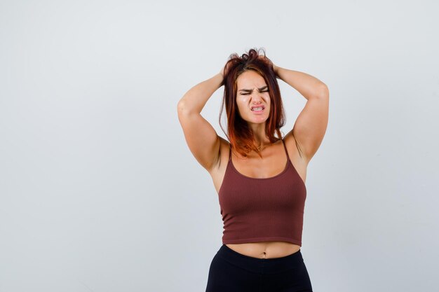 Jeune femme aux cheveux longs portant des vêtements de sport