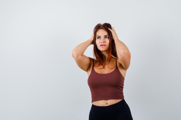 Jeune femme aux cheveux longs portant des vêtements de sport