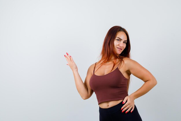 Jeune femme aux cheveux longs portant des vêtements de sport