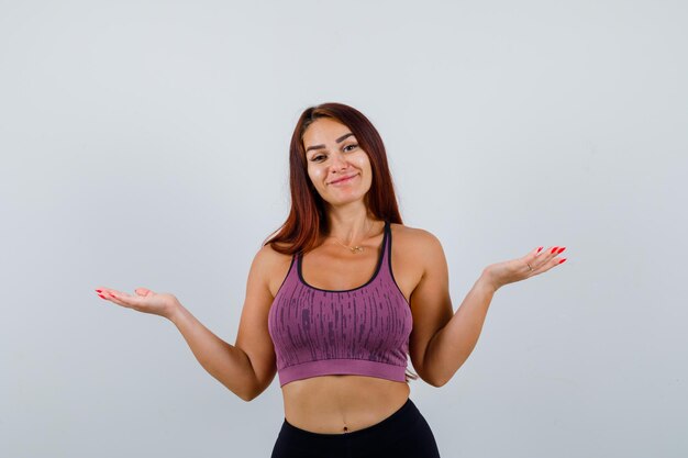 Jeune femme aux cheveux longs portant des vêtements de sport