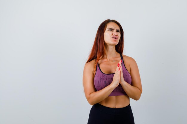 Jeune femme aux cheveux longs portant des vêtements de sport