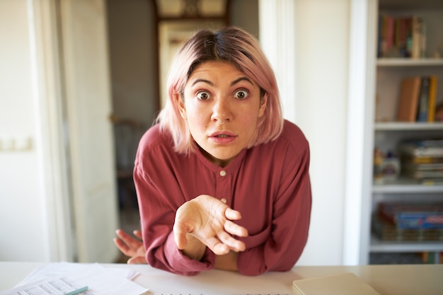 Jeune Femme Aux Cheveux Rosés Posant