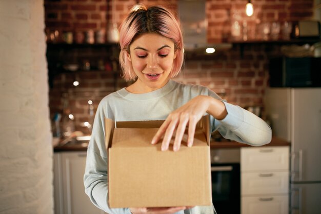 Jeune femme aux cheveux rosés posant