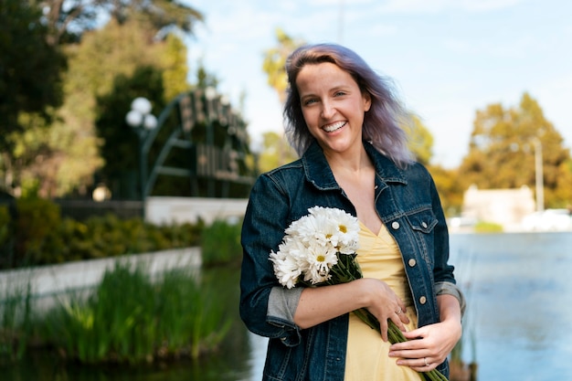 Photo gratuite jeune femme aux cheveux teints près du lac