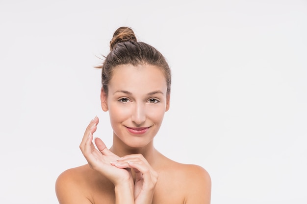 Jeune femme aux épaules nues sur fond blanc