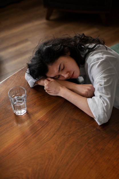 Photo gratuite jeune femme aux prises avec l'anxiété