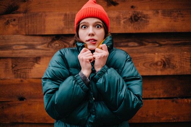 Jeune femme aux yeux bruns effrayée en regardant l'avant