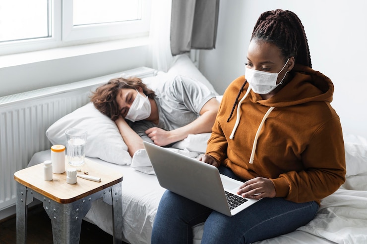 Photo gratuit jeune femme ayant un appel vidéo avec un médecin pour son amie