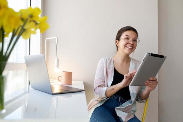 Jeune femme ayant un appel vidéo