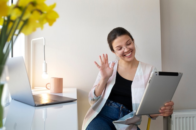 Jeune femme ayant un appel vidéo