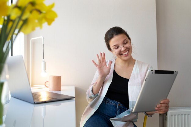 Jeune femme ayant un appel vidéo