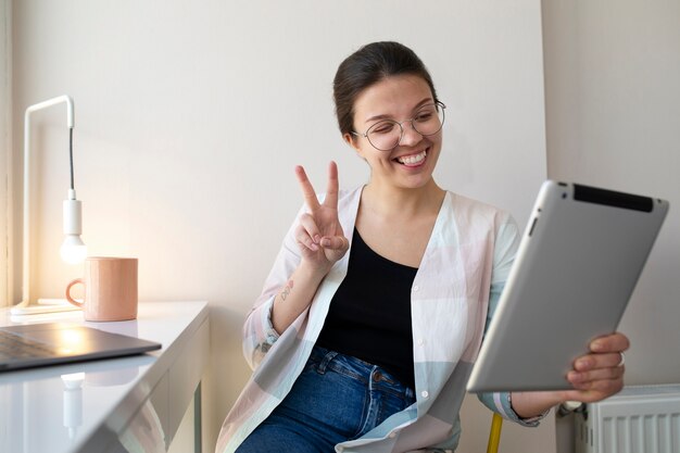 Jeune femme ayant un appel vidéo