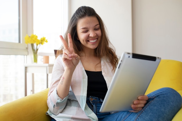 Photo gratuite jeune femme ayant un appel vidéo