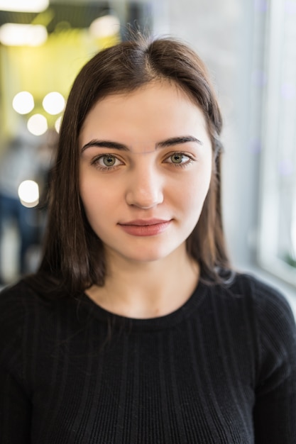 Jeune femme ayant la couleur des sourcils ajoutée à ses sourcils