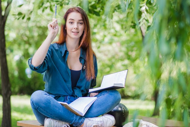 Jeune femme ayant l&#39;idée d&#39;étudier