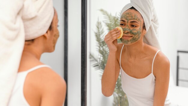 Jeune femme ayant un masque fait maison sur son visage