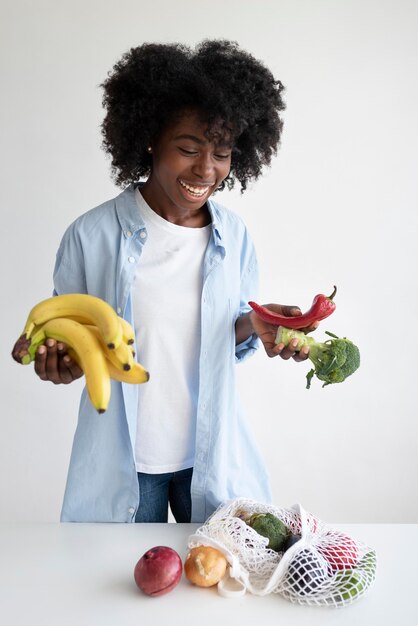 Jeune femme ayant un mode de vie durable à l'intérieur