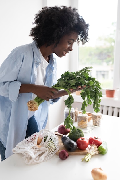 Photo gratuite jeune femme ayant un mode de vie durable