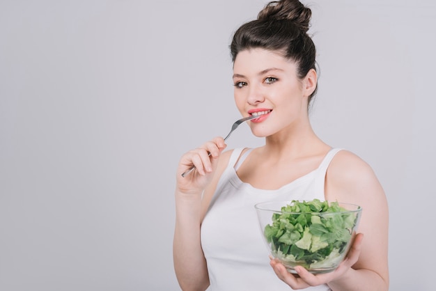 Jeune Femme Ayant Un Repas Sain