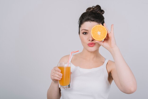 Jeune femme ayant un repas sain