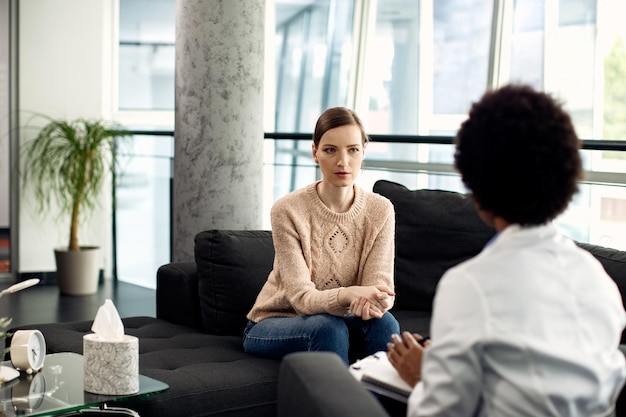 Photo gratuite jeune femme ayant une réunion avec un psychologue à la clinique