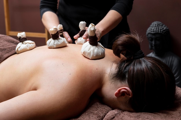 Jeune femme ayant un traitement dans un salon de beauté