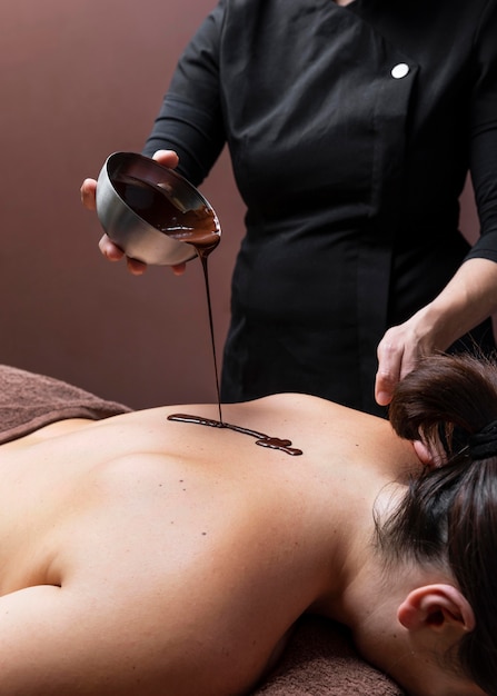 Photo gratuite jeune femme ayant un traitement dans un salon de beauté