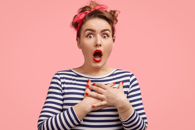 Jeune femme, à, bandana, et, chemise rayée