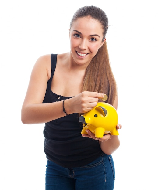 Jeune femme avec une banque de peggy