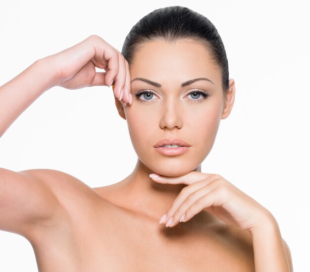 Jeune femme avec un beau visage et une peau parfaitement propre - isolé sur blanc