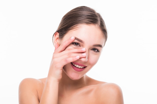 Jeune femme avec un beau visage sain isolé sur mur blanc