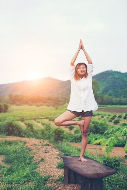 Photo gratuite jeune femme belle est la pratique du yoga à la vue sur la montagne dans le