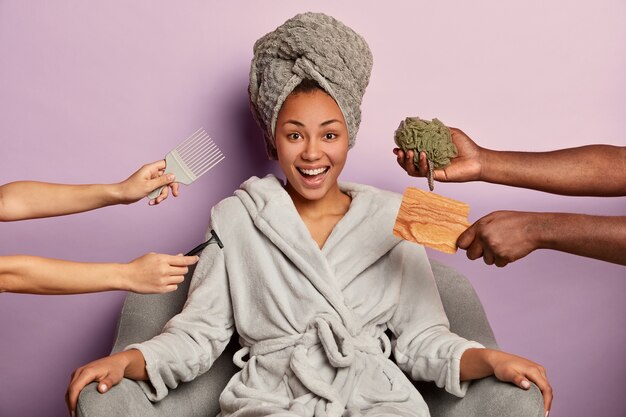 Photo gratuite jeune femme bénéficie d'un spa de beauté à la maison d'implantation en peignoir