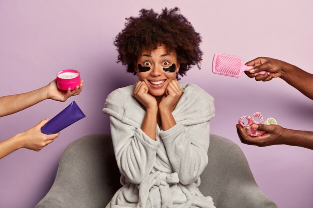 Photo gratuite jeune femme bénéficie d'un spa de beauté à la maison d'implantation en peignoir