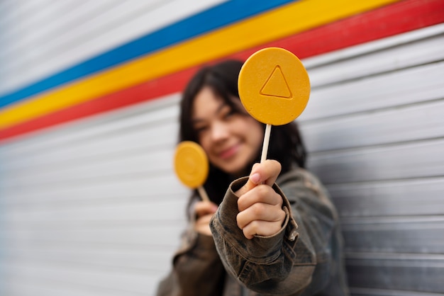 Photo gratuite jeune femme avec biscuit dalgona