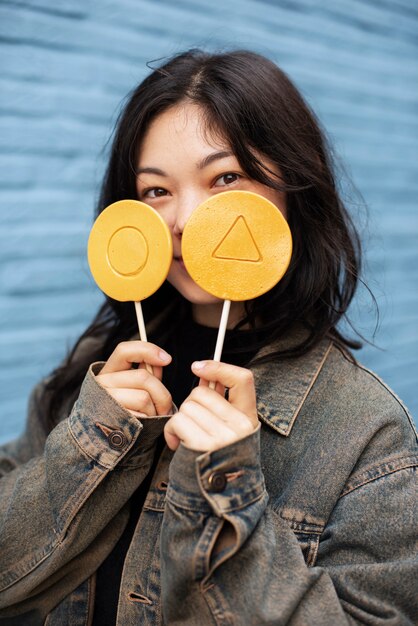 Photo gratuite jeune femme avec biscuit dalgona