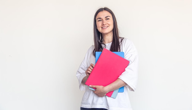 Photo gratuite jeune femme avec des blocs-notes colorés sur un espace de copie de fond blanc