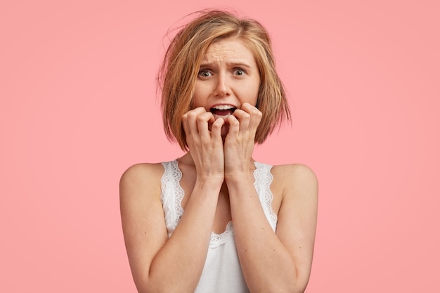 Jeune femme blonde aux cheveux en désordre